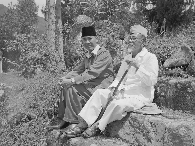 Sukarno (izquierda) con Agus Salim en 1949. Wikimedia Commons
